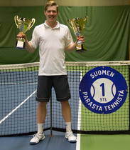 MA- luokan voittaja Harri Heliövaara ja pokaalit